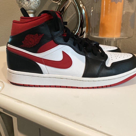 AIR JORDAN 1 GYM REDS SIZE 9.5 - Picture 3 of 3